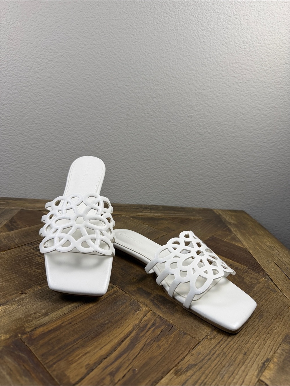 Size 8.5 Coutgo White Laser-Cut Slide Mules for Women
